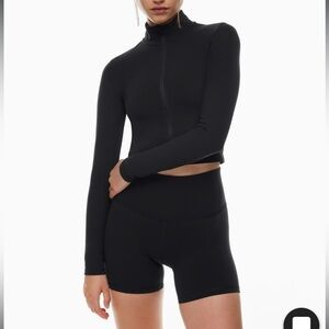 Aritzia limit zip up in black! Size medium- barely worn!